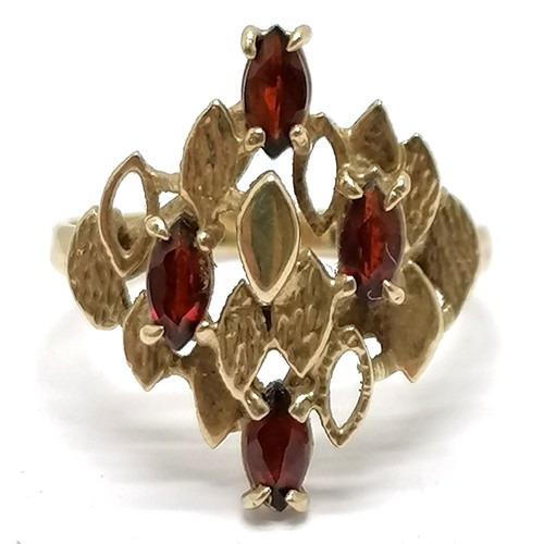 714 - 9ct hallmarked gold 1970's style ring set with garnet - size M½ & 2.5g total weight