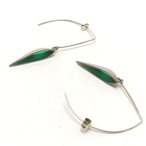 722 - Unmarked silver designer green pendant on silver marked chain t/w matching earrings (5.5cm drop) - t... 