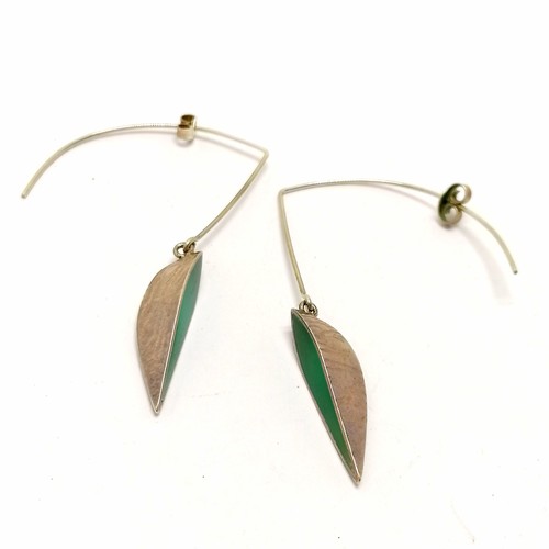 722 - Unmarked silver designer green pendant on silver marked chain t/w matching earrings (5.5cm drop) - t... 