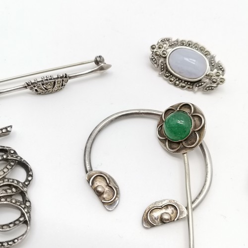 750 - 6 x silver brooches inc Robert Allison (Glasgow) axe (4.5cm), 2 x marcasite Naval crowns, pennanular... 