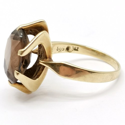 787 - 14ct marked gold smoky quartz stone set ring with stylised claw mounts - size N & 5g total weight