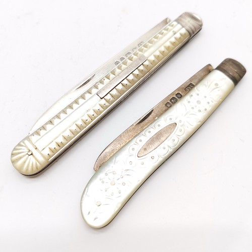 846 - 2 x antique silver bladed fruit knives with mother of pearl handles  t/w papier mache snuff box, odd... 