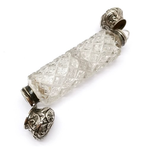 860 - Antique unmarked silver topped double ended scent bottle with hobnail cut detail 13cm long in good u... 