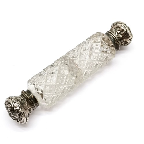 860 - Antique unmarked silver topped double ended scent bottle with hobnail cut detail 13cm long in good u... 