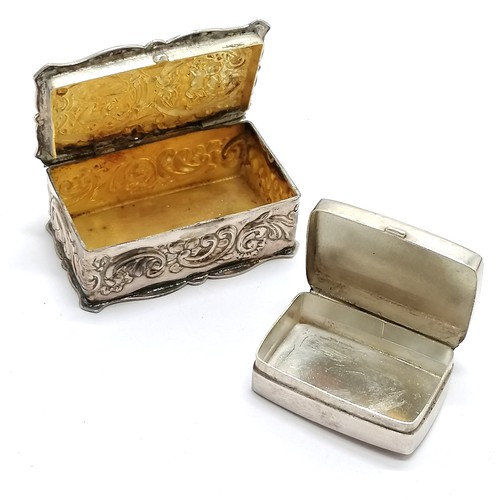 863 - 2 x silver hallmarked small lidded boxes - plain box by Ari D Norman & ornate box (with gilt interio... 