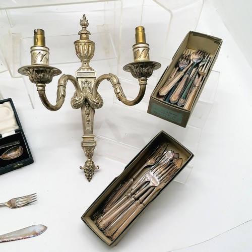 912 - Qty of plated ware - Mappin & Webb serving spoons (in box), Elkington fish eaters (in boxes), 2 bran... 