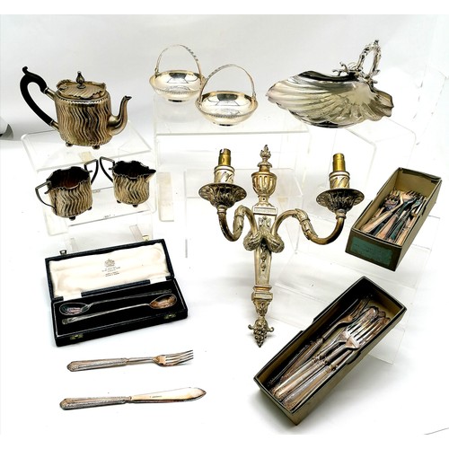 912 - Qty of plated ware - Mappin & Webb serving spoons (in box), Elkington fish eaters (in boxes), 2 bran... 