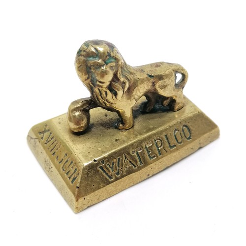 182 - Brass lion desk weight commemorating Waterloo - 5.2cm across t/w Indian brass circulated lidded box ... 