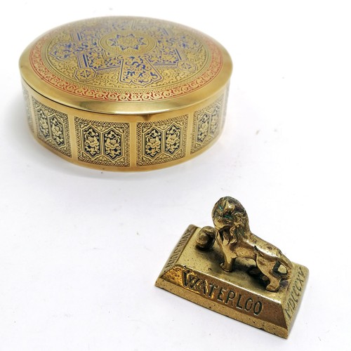 182 - Brass lion desk weight commemorating Waterloo - 5.2cm across t/w Indian brass circulated lidded box ... 