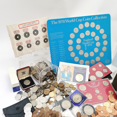 195 - Large qty of mixed coins Chinese coins, Italia '90 medallion (on card), Whitman 1d folders, Bournvil... 