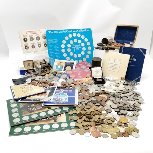 195 - Large qty of mixed coins Chinese coins, Italia '90 medallion (on card), Whitman 1d folders, Bournvil... 