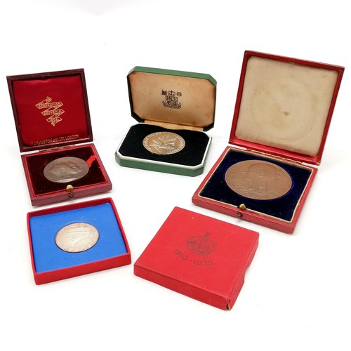 198 - 3 x Royalty medallions in original boxes - 1897 Diamond jubilee (box a/f), 1902 coronation & 1935 si... 