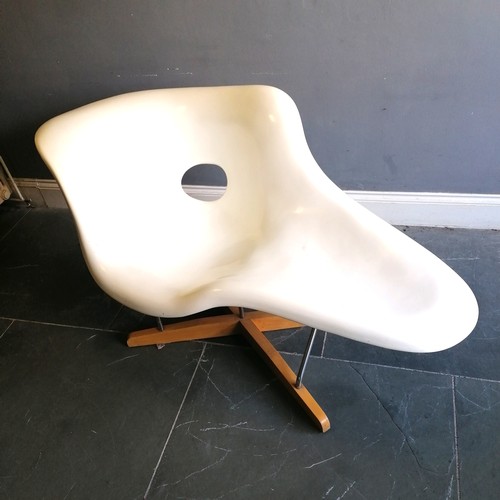 204 - Eames style white chaise longue made up of a lacquered polyester resin seat on a beech and chrome ba... 