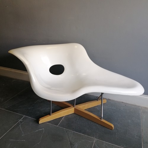 204 - Eames style white chaise longue made up of a lacquered polyester resin seat on a beech and chrome ba... 