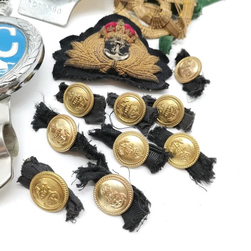 373 - Qty of WWII naval buttons & officers cap badges t/w RAC & AA vintage car badges