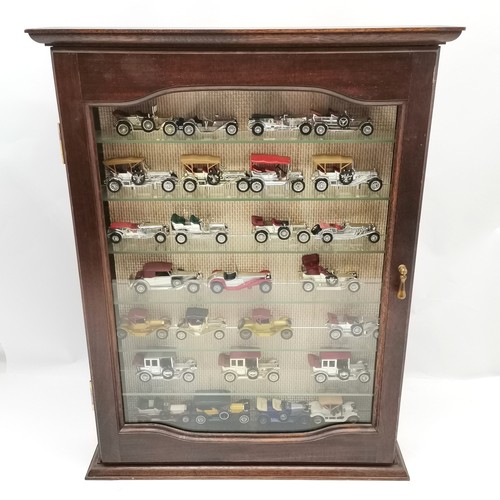 417 - Wooden display cabinet containing 26 models of cars - 65cm x 50cm x 10cm ~ slight a/f to bottom left... 