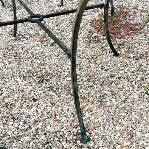 20A - Glass topped circular black wrought iron table with 4 matching unusual wirework designed chairs  - t... 