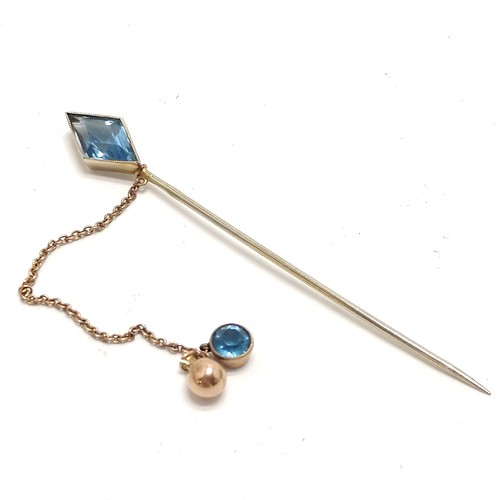 404 - Antique 9ct marked gold stick pin with blue stone set keeper on chain in antique Lawrence & Laurence... 