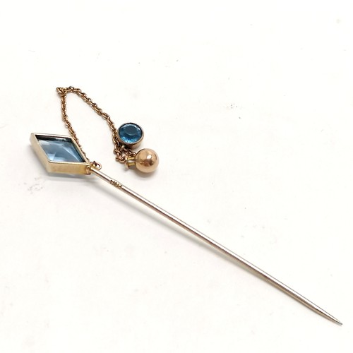 404 - Antique 9ct marked gold stick pin with blue stone set keeper on chain in antique Lawrence & Laurence... 