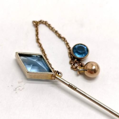 404 - Antique 9ct marked gold stick pin with blue stone set keeper on chain in antique Lawrence & Laurence... 