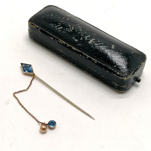 404 - Antique 9ct marked gold stick pin with blue stone set keeper on chain in antique Lawrence & Laurence... 