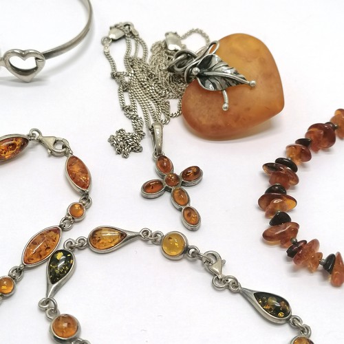 410 - Qty of silver jewellery ~ large amber heart pendant (5cm drop) on silver marked 46cm chain, 3 amber ... 