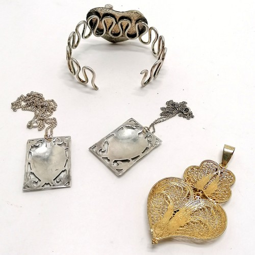 433 - 4 x silver - designer bangle, gilt filigree pendant (foreign marked) & 2 x unmarked enamel pendants ... 