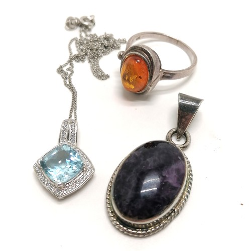 435 - Qty of mostly stone set silver jewellery inc amber ring, blue topaz pendant, horse head pendant on 4... 