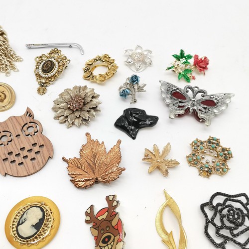 448 - Qty of costume brooches inc David Kemp Jemima Puddleduck, greyhound, giraffe, wooden owl (6cm) etc -... 