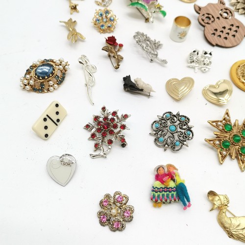 448 - Qty of costume brooches inc David Kemp Jemima Puddleduck, greyhound, giraffe, wooden owl (6cm) etc -... 