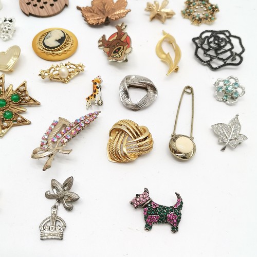 448 - Qty of costume brooches inc David Kemp Jemima Puddleduck, greyhound, giraffe, wooden owl (6cm) etc -... 