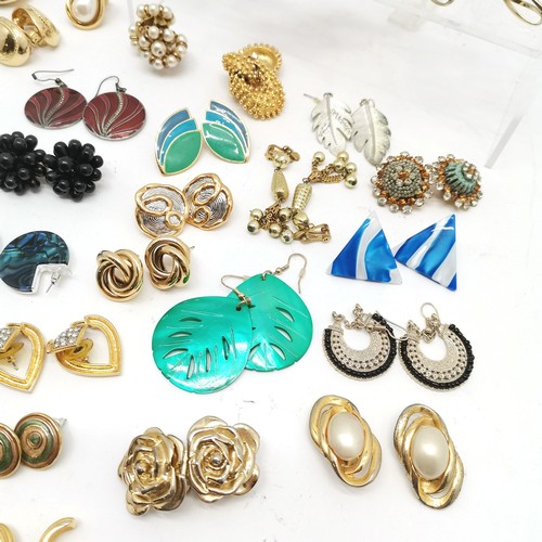 450 - Qty of vintage earrings inc clip-on inc stars, enamel, gold tone etc - SOLD ON BEHALF OF THE NEW BRE... 