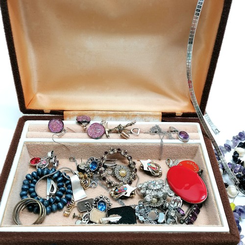 458 - Jewellery box containing 9ct gold duck earrings, antique miners brooch, silver & amethyst pendant on... 