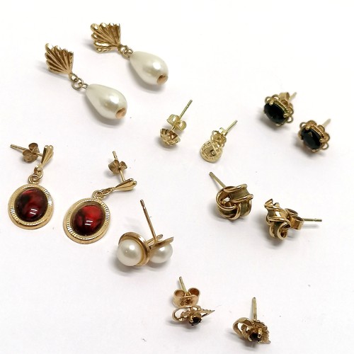 481 - 7 x pairs of 9ct gold earrings inc stone set, pearl etc - total weight (lot) 5.2g t/w 2 pairs of sil... 