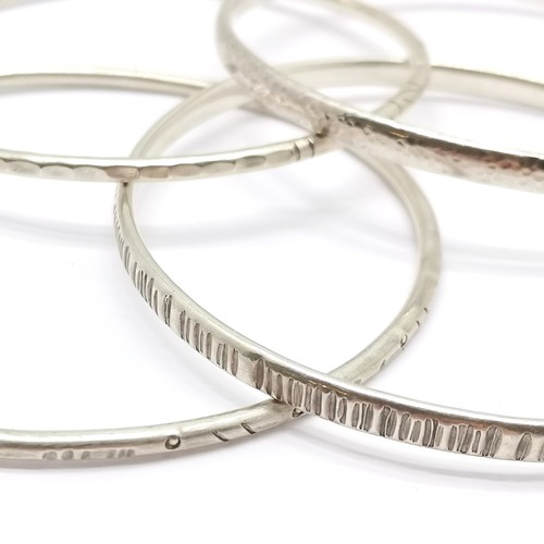 503 - 4 x silver bangles (1 unmarked) - 7cm diameter & 54g