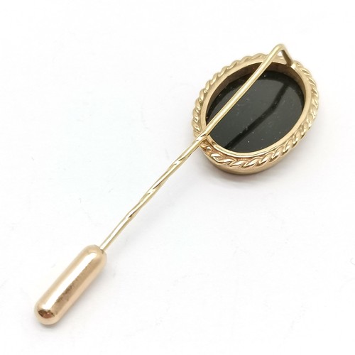 508 - 9ct hallmarked gold hand carved hardstone pin with horse head detail - 4cm & 2.8g total weight