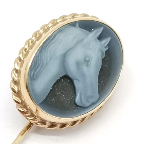 508 - 9ct hallmarked gold hand carved hardstone pin with horse head detail - 4cm & 2.8g total weight