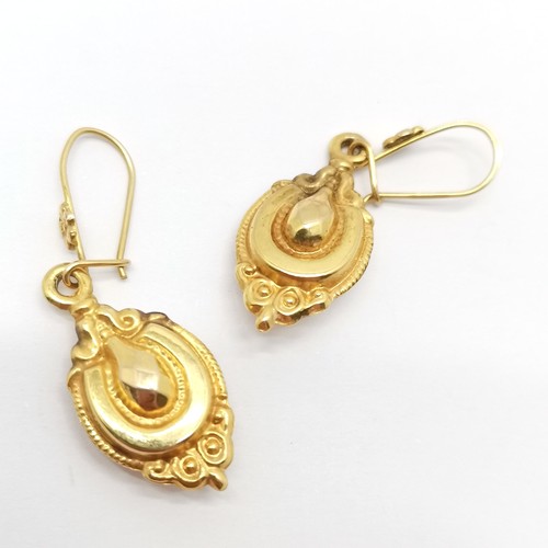 514 - 9ct marked gold pair of drop earrings - 3.6cm drop & 1.7g