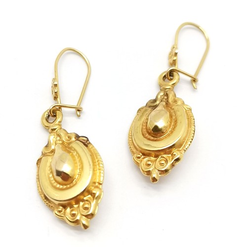 514 - 9ct marked gold pair of drop earrings - 3.6cm drop & 1.7g