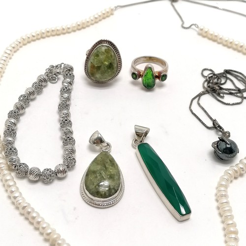 528 - Qty of silver jewellery inc green stone set, hematite claw pendant on chain, freshwater pearls (70cm... 