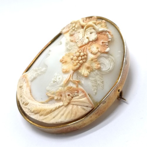 546 - Antique unmarked gold cased hand carved cameo portrait brooch of a bacchanalian lady - 5cm drop & 22... 