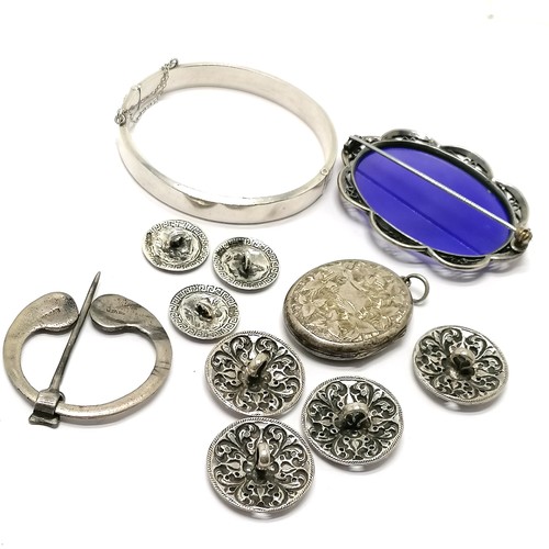 548 - Qty of silver jewellery & buttons inc Edinburgh penannular brooch, unmarked locket (44mm total drop)... 