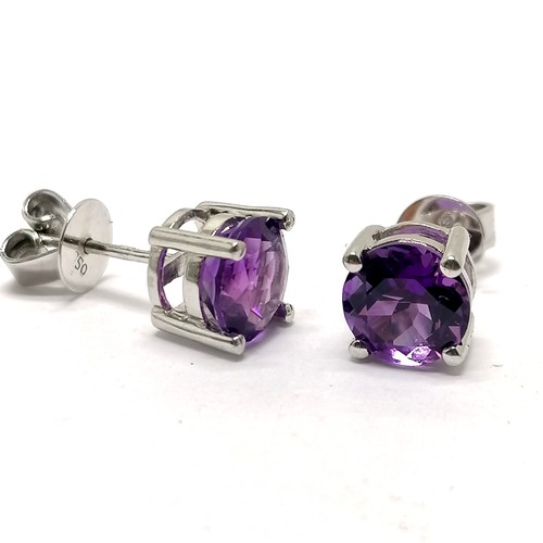 554 - 18ct hallmarked white gold amethyst stone set earrings (6.7mm diameter) - 2.8g total weight