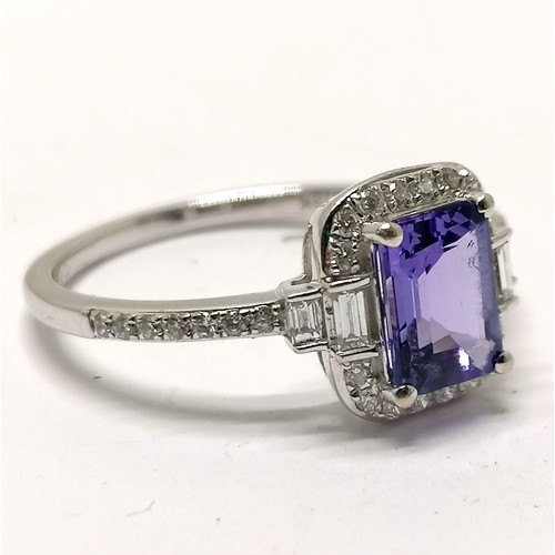 555 - 18ct hallmarked white gold tanzanite / diamond cluster ring (inc baguettes) with diamond set shoulde... 