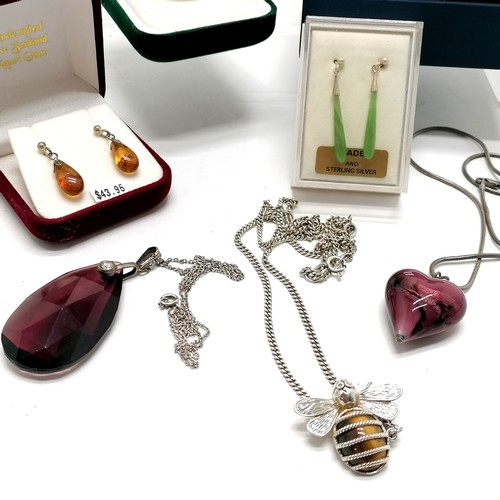 562 - Qty of silver jewellery (some boxed) inc jade drop earrings, unmarked bumble bee pendant set with ti... 