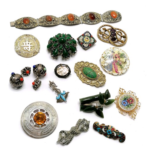 563 - Qty of costume jewellery inc Scottish brooch, hardstone set bracelet, Oriental, micro mosaic etc