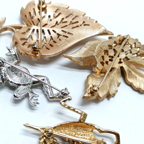 565 - Qty of costume brooches inc Swarovski frog, Trifari etc