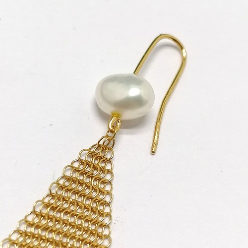 572 - Tiffany & Co pair of 18ct hallmarked gold pearl and mesh drop earrings by Elsa Peretti in original r... 