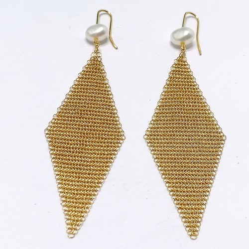 572 - Tiffany & Co pair of 18ct hallmarked gold pearl and mesh drop earrings by Elsa Peretti in original r... 