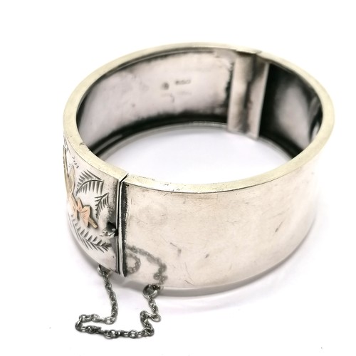 574 - 1949 silver bangle with unmarked gold bird detail by Joseph Smith & Sons - 5.9cm across & 31g total ... 